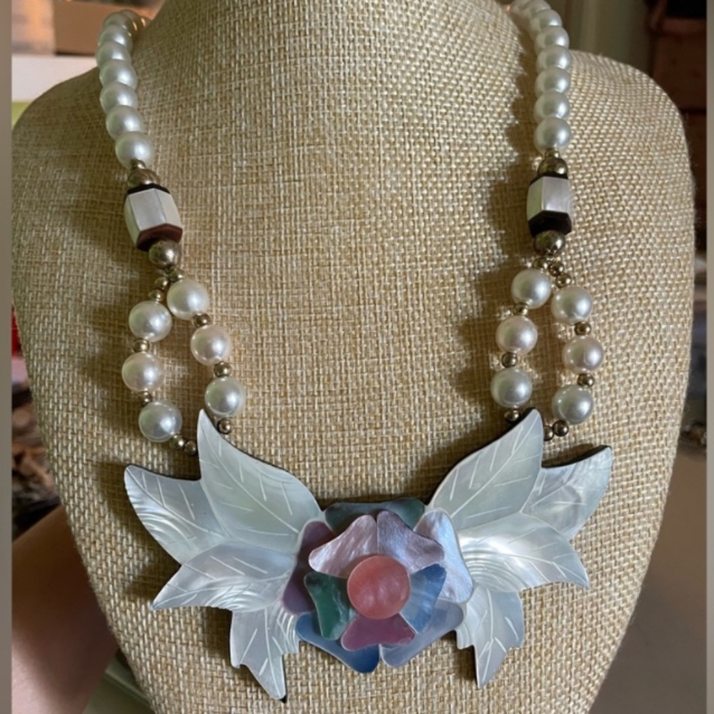 ✨ Stunning Mother of Pearl & Pearl Statement Necklace – Vintage Floral Design 🌿